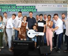 Ratinho Junior entrega 408 casas em Ponta Grossa