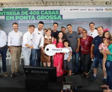 Ratinho Junior entrega 408 casas em Ponta Grossa