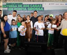 Ratinho Junior entrega 408 casas em Ponta Grossa