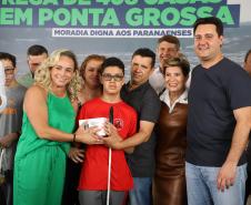 Ratinho Junior entrega 408 casas em Ponta Grossa