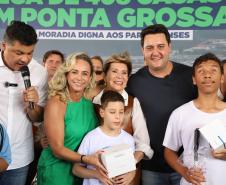 Ratinho Junior entrega 408 casas em Ponta Grossa