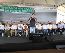 Ratinho Junior entrega 408 casas em Ponta Grossa