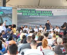 Ratinho Junior entrega 408 casas em Ponta Grossa