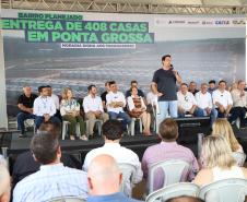 Ratinho Junior entrega 408 casas em Ponta Grossa