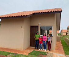 Famílias de Curiúva recebem as chaves da casa própria financiadas pelo Estado
