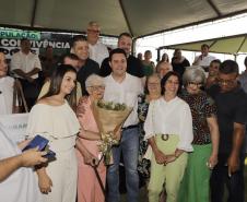 Governador entrega rede de esgoto, centro de convivência e moradias em Leópolis 