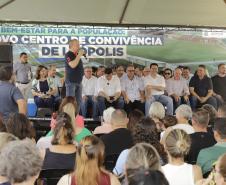 Governador entrega rede de esgoto, centro de convivência e moradias em Leópolis 