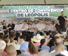 Governador entrega rede de esgoto, centro de convivência e moradias em Leópolis 