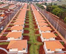 Governador entrega rede de esgoto, centro de convivência e moradias em Leópolis 