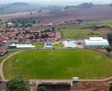 Governador entrega rede de esgoto, centro de convivência e moradias em Leópolis 