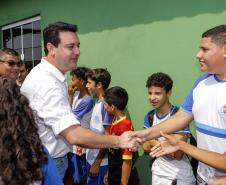 Governador entrega rede de esgoto, centro de convivência e moradias em Leópolis 