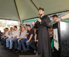 Governador entrega rede de esgoto, centro de convivência e moradias em Leópolis 