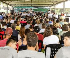 Governador entrega rede de esgoto, centro de convivência e moradias em Leópolis 