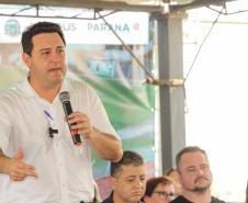 Governador entrega rede de esgoto, centro de convivência e moradias em Leópolis 