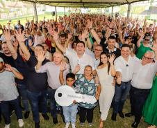 Governador entrega rede de esgoto, centro de convivência e moradias em Leópolis 