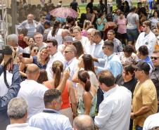 Governador entrega rede de esgoto, centro de convivência e moradias em Leópolis 