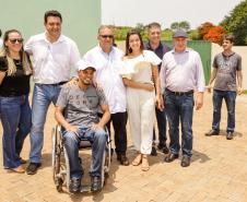 Governador entrega rede de esgoto, centro de convivência e moradias em Leópolis 