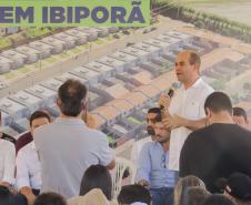 Governador entrega 44 casas e anuncia construção de condomínio do idoso em Ibiporã