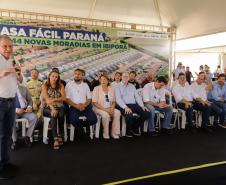 Governador entrega 44 casas e anuncia construção de condomínio do idoso em Ibiporã