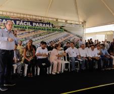 Governador entrega 44 casas e anuncia construção de condomínio do idoso em Ibiporã