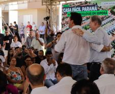 Governador entrega 44 casas e anuncia construção de condomínio do idoso em Ibiporã