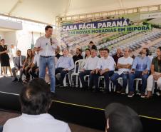 Governador entrega 44 casas e anuncia construção de condomínio do idoso em Ibiporã