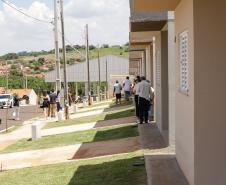 Governador entrega 44 casas e anuncia construção de condomínio do idoso em Ibiporã