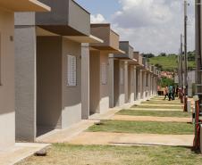 Governador entrega 44 casas e anuncia construção de condomínio do idoso em Ibiporã