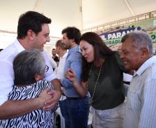 Governador entrega 44 casas e anuncia construção de condomínio do idoso em Ibiporã