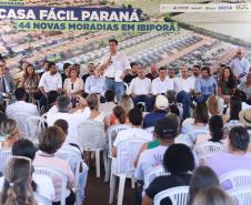 Governador entrega 44 casas e anuncia construção de condomínio do idoso em Ibiporã