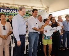 Governador entrega 44 casas e anuncia construção de condomínio do idoso em Ibiporã