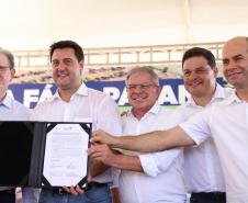 Governador entrega 44 casas e anuncia construção de condomínio do idoso em Ibiporã