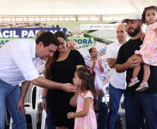 Governador entrega 44 casas e anuncia construção de condomínio do idoso em Ibiporã