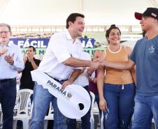 Governador entrega 44 casas e anuncia construção de condomínio do idoso em Ibiporã