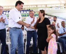 Governador entrega 44 casas e anuncia construção de condomínio do idoso em Ibiporã