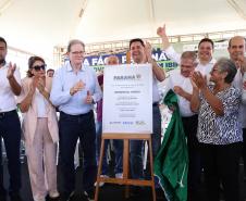 Governador entrega 44 casas e anuncia construção de condomínio do idoso em Ibiporã