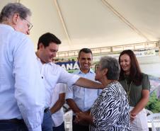 Governador entrega 44 casas e anuncia construção de condomínio do idoso em Ibiporã