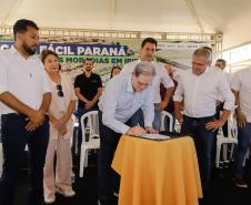 Governador entrega 44 casas e anuncia construção de condomínio do idoso em Ibiporã