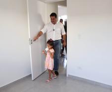 Governador entrega 44 casas e anuncia construção de condomínio do idoso em Ibiporã