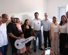 Governador entrega 44 casas e anuncia construção de condomínio do idoso em Ibiporã