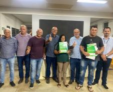 Cohapar entrega 58 matrículas de regularização fundiária para famílias de Figueira