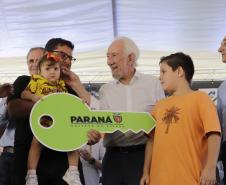  Com apoio do Estado, 200 moradores de Maringá ganham as chaves da casa própria
