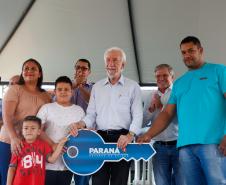 Piana inaugura residencial que beneficia 40 famílias de São Carlos do Ivaí