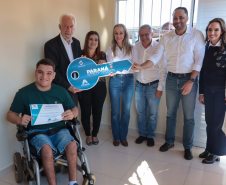 Com apoio do Estado, chaves da casa própria são entregues a famílias de Japurá