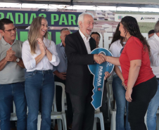 Com apoio do Estado, chaves da casa própria são entregues a famílias de Japurá