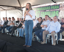 Com apoio do Estado, chaves da casa própria são entregues a famílias de Japurá