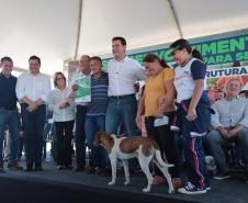  Ratinho Junior entrega escrituras a 579 famílias de Sengés, nos Campos Gerais
