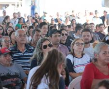  Ratinho Junior entrega escrituras a 579 famílias de Sengés, nos Campos Gerais