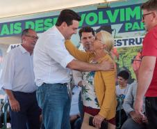  Ratinho Junior entrega escrituras a 579 famílias de Sengés, nos Campos Gerais