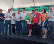  Ratinho Junior entrega escrituras a 579 famílias de Sengés, nos Campos Gerais